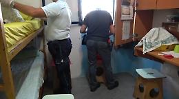 Dentro le celle alla ricerca di droga e telefoni: un intero carcere al setaccio