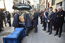 Il feretro di Ornella Vanoni al Piccolo per la Camera ardente accolto dagli applausi