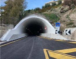 Contromano in galleria, rischia scontro e fugge