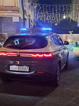"Ubriaco" attraversa la piazza fra i mercatini di Natale a Catania: bloccato dalle volanti della polizia