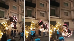 Paura a Paternò, la varetta dei panettieri si spezza durante la processione di Santa Barbara: il video