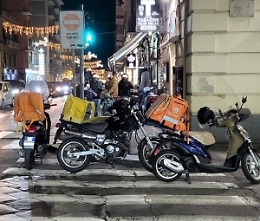 A Catania, via Vincenzo Giuffrida sotto assedio: scooter e delivery bloccano le strisce pedonali
