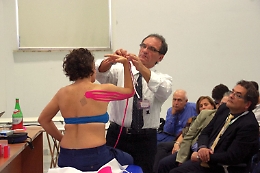 Rosario Bellia, un fisioterapista siracusano in India a fare formazione