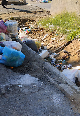 Allarme sicurezza a Librino: nuovo buco in viale Bummacaro per depositare i rifiuti