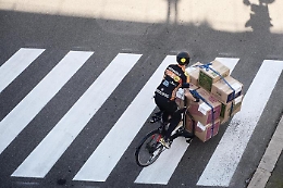 Microtassa sui pacchi extra-Ue, l&rsquo;Italia accelera: perch&eacute; quei &ldquo;2 euro&rdquo; possono cambiare l&rsquo;e-commerce