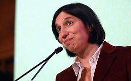 &laquo;Esci dal palazzo e vai a fare la spesa&raquo;: Schlein sfida Meloni dal cuore dell&rsquo;Assemblea PD