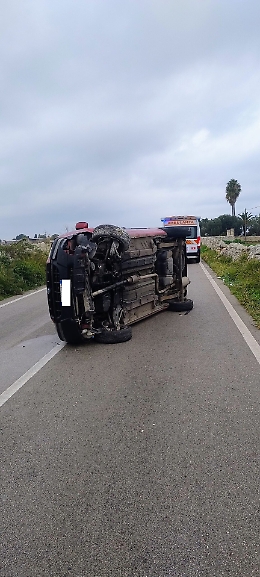 Auto si ribalta a Modica, illeso il conducente
