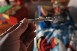 Influenza, 800mila nuovi casi in 7 giorni con la variante K. I sintomi e le previsioni per Natale: &laquo;Con le feste &ldquo;bomba&rdquo; nelle case&raquo;