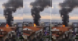 Incendio devasta tetto a Riposto: fiamme dal casotto antenna telefonica