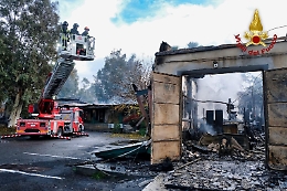 Brucia ancora la Zona Industriale di Catania: in fiamme un centro benessere e due negozi 
