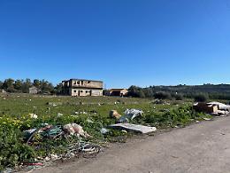 Strade trasformate in discariche: rifiuti abbandonati lungo la costa di Augusta