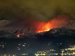Etna, nuova bocca a bassa quota. Le rassicurazioni del vulcanologo: &laquo;Colata spettacolare, ma lontana dai paesi&raquo;
