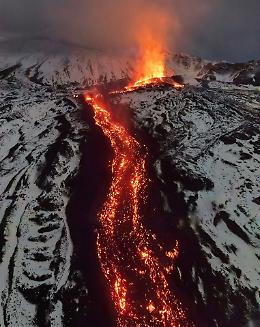 Etna, occhi sulla colata  nella Valle del Bove: Milo chiude la strada di Pietracannone e scatta l'allerta per i visitatori &laquo;non equipaggiati&raquo;