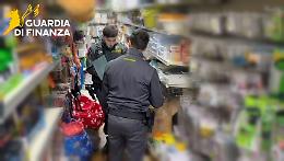 Sequestrati oltre 70mila articoli non etichettati: maxi sanzioni fra Adrano, Biancavilla e Patern&ograve; e due lavoratori in nero scoperti