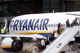 Lo spray al peperoncino esplode nella cappelliera, panico a bordo di un volo Ryanair
