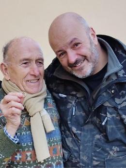 Alfiero ritrova la fede nuziale persa dalla moglie 50 anni fa: cos&igrave; &egrave; "riemersa" da un oliveto 