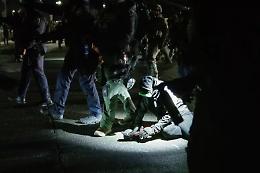 Agente federale spara e ferisce un immigrato a Minneapolis: scoppiano nuovi scontri