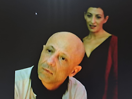 &ldquo;Mari&rdquo; inaugura la decima stagione: un duetto intimo sulle rive del mare