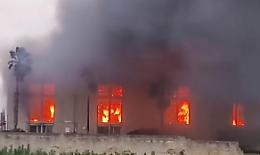 Incendio a Brancaccio nella zona del centro commerciale Forum: in fiamme un ex ristorante vicino a un distributore di benzina