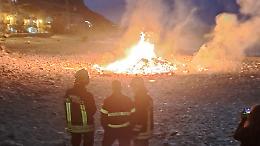 Vampe di San Giuseppe a Palermo: feriti cinque Vigili del fuoco allo Zen, in fiamme cataste di legna, auto e immondizia in tutta la citt&agrave;