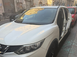 A Catania ci risiamo: Nissan Qashqai ritrovata senza sportelli in via Caronda