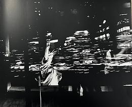 La New York che sorprende il visitatore con i suoi contrasti in bianco e nero