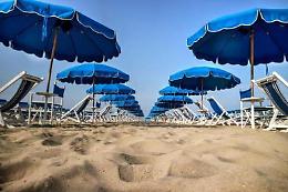 Gioca in spiaggia con gli amichetti e viene adescato dall'orco: un arresto per abusi sessuali nel Messinese 
