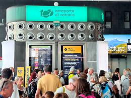 L'Etna e lo sciopero, la tempesta perfetta sull'aeroporto di Catania:  voli cancellati e dirottati, e l'eruzione non si placa