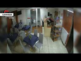 Case vacanze e hotel del centro storico prese di mira da un ladro ma videocamere lo incastrano: denunciato 