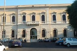 Follia a Piazza Lanza, detenuto aggredisce gli agenti: in tre al pronto soccorso 