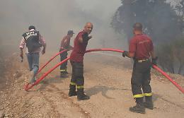 Turni di 24 ore, una banana per pranzo: la fatica invisibile di chi combatte gli incendi in Sicilia