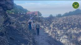 L'eruzione dell'Etna: il flusso lavico a quota 1.900 metri poco alimentato  si muove per rotolamento