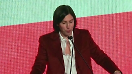 Elly Schlein all'assemblea del Pd : &laquo;Meloni fa festa, ma il frigo degli italiani &egrave; vuoto&raquo;