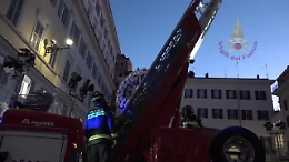 Immacolata, l'omaggio mattutino del vigili del fuoco alla Madonna in Piazza di Spagna: su in alto per 27 metri