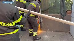 Il chiosco si era "allargato" sul marciapiede e con un gazebo pericolante: arriva la Polizia e fa rimuovere tutto