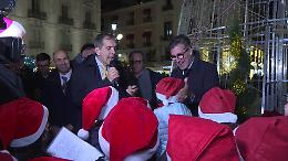 Acceso l'albero di Natale in piazza Università a Catania: il countdown e poi il pulsante premuto da un bambino