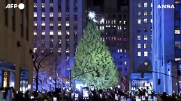 Tre, due, uno e al Rockefeller Center di New York  si accende l'albero di Natale più famoso del mondo