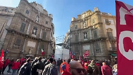 A Palermo corteo della Cgil contro la manovra: dagli addetti dei call center licenziati agli edili rimasti senza contratto, lavoratori in piazza per un futuro dignitoso