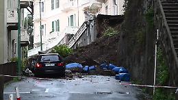 Paura a Genova, piogge torrenziali e una tromba d'aria mettono in ginocchio la città: a Pegli crolla un muro, ritrovati escursionisti dispersi 
