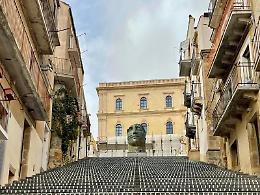 Caltagirone: il “Tindaro” di Mitoraj troneggia sulla Scala