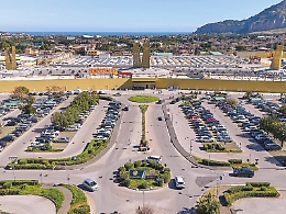 Picchiano un agente di sicurezza al Conca d'oro, gli rompono il naso e minacciano: "Torniamo con la pistola"