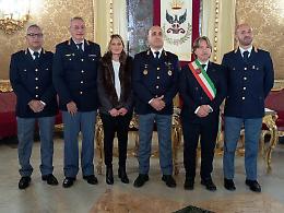 Coraggio fuori servizio: tre poliziotti premiati per l&rsquo;arresto dei giovani armati