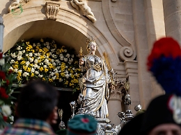 È il giorno di Santa Lucia, l’abbraccio che unisce cuori e città