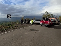 Il guardrail non c'&egrave;: ragazza cade in bici in un burrone,  salvata da un automobilista di passaggio