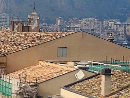 Abusi a Palazzo Piraino a Palermo, il Comune frena