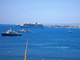Yacht di lusso e navi da crociera affollano la baia di Schis&ograve;