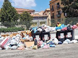 Palermo, il centro storico si sgretola: rifiuti, carrellati abbandonati e residenti senza parcheggi
