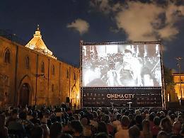 Il cielo di Palermo,  Palazzo dei Normanni, lo schermo e seimila persone: Cinema City chiude l&rsquo;ottava edizione