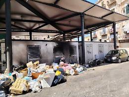 Palermo, bruciate le montagne di rifiuti al mercato coperto di Ballar&ograve;: si contano i danni