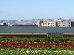Guerriglia dentro il carcere di Siracusa: detenuti &ldquo;Rambo&rdquo; sul tetto, dieci agenti feriti